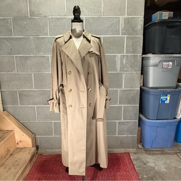 Burberry trench coat. - Picture 4 of 14